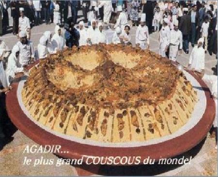 Record du monde : le plus grand couscous du monde sur la grande assiette sur la côte